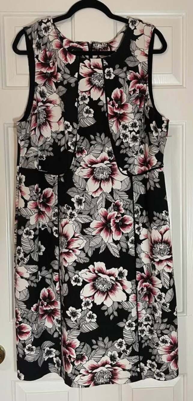 Women’s Sleeveless Abstract Floral Dreas with belt Size 2X.